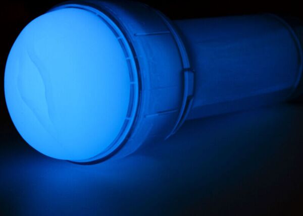 Masturbátor Kiiroo FeelGlow s průsvitným pouzdrem, vaginálním vstupem a průhledným krytem
