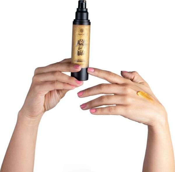 Obal třpytivého tělového oleje Glow Body Oil Pretty But Wild od značky Secret Play