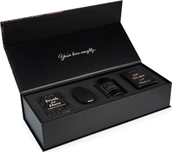 Dárková sada pro páry Je Joue Naughty Gift Set s vibrátorem Mimi, masážní svíčkou, saténovou páskou na oči a karetní hrou
